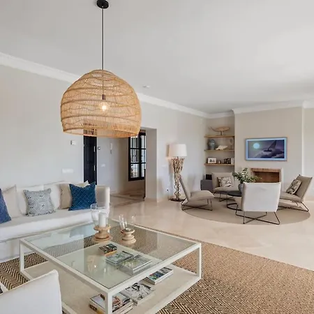 Villa - 5 Bed In El Paraiso Estepona