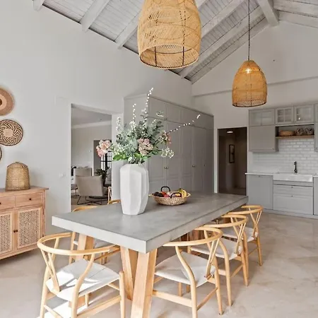 - 5 Bed In El Paraiso