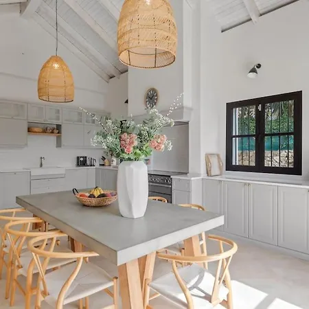 - 5 Bed In El Paraiso Villa *