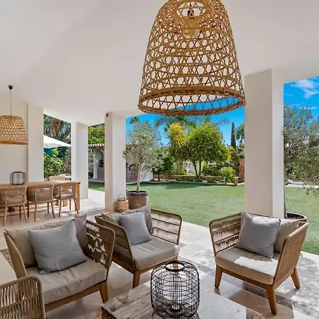 - 5 Bed In El Paraiso *