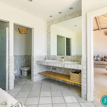 - 5 Bed In El Paraiso Villa Estepona