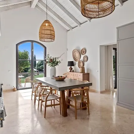 Villa - 5 Bed In El Paraiso *