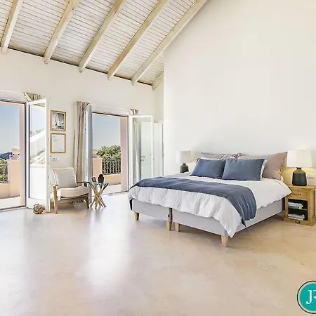 - 5 Bed In El Paraiso