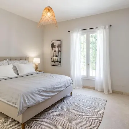 - 5 Bed In El Paraiso Villa Estepona
