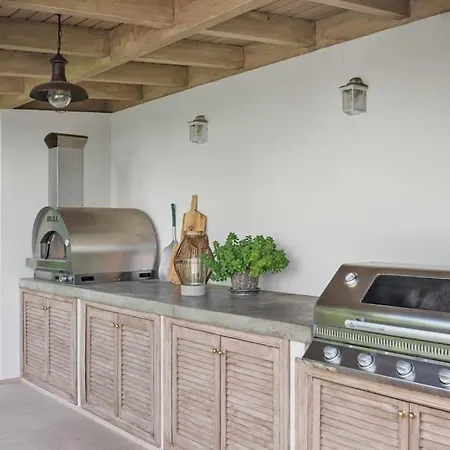 - 5 Bed In El Paraiso