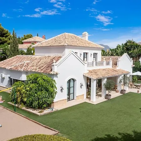 Villa - 5 Bed In El Paraiso Estepona