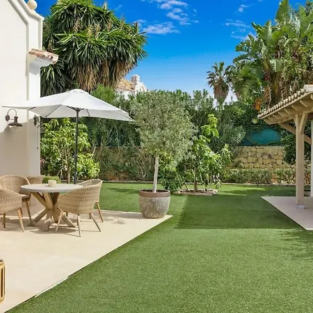 - 5 Bed In El Paraiso *