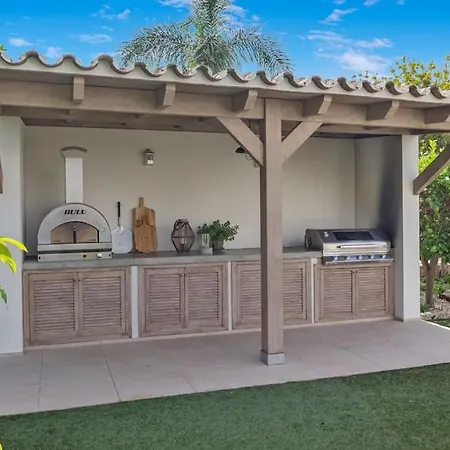 Villa - 5 Bed In El Paraiso Estepona
