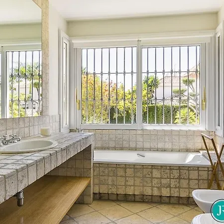 - 5 Bed In El Paraiso * Estepona