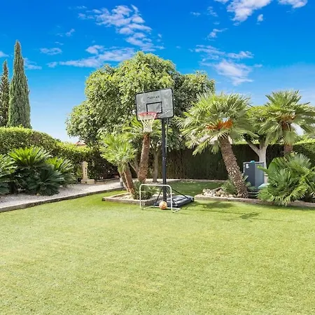 - 5 Bed In El Paraiso Villa