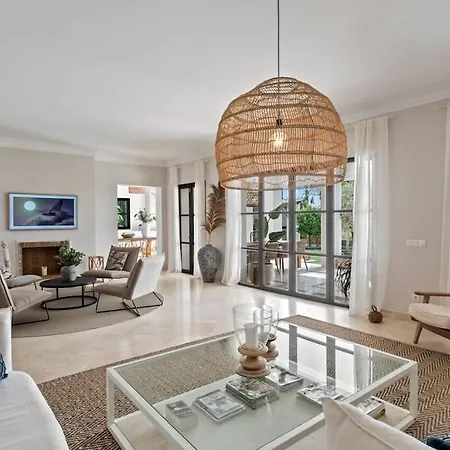 - 5 Bed In El Paraiso *