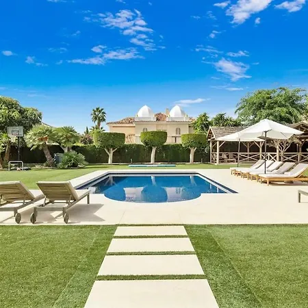 Villa - 5 Bed In El Paraiso Estepona