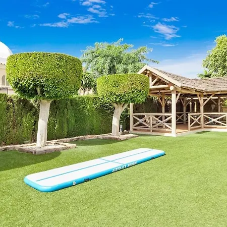 Villa - 5 Bed In El Paraiso Estepona