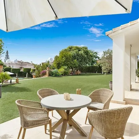 - 5 Bed In El Paraiso *