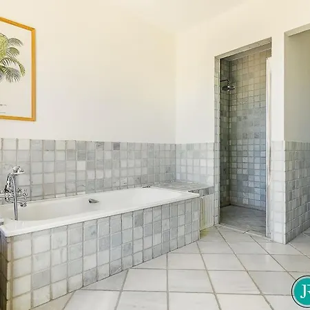 Villa - 5 Bed In El Paraiso *